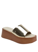 Calzado casual de cuero oro para mujer, suela plana que ofrece estabilidad y estilo.