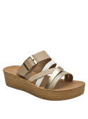 Sandalia plana beige para mujer, ideal para looks off-duty, combina con prendas variadas.