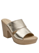 Sandalia femenina dorada, ideal para la noche con un mono negro y clutch.