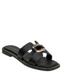 Sandalia negra de cuero para mujer con perfil bajo y estilo versátil contemporáneo.