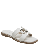 Estilo versátil en sandalia blanca de cuero con perfil bajo y diseño limpio.
