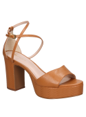 Elegante sandalia de cuero camel con diseño versátil para looks de día o noche.