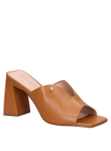 Sandalia camel de cuero con terminaciones prolijas, ideal para clima templado.