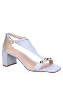Sandalia de cuero celeste ideal para looks casual chic.