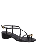 Diseño atemporal de sandalia negra de cuero, perfecta para día y noche.