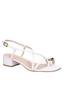 Sandalia casual de cuero blanco, estructura sólida y elegante, adecuada para outfits de día o noche.