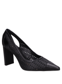 Zapato de cuero negro con líneas limpias para looks de oficina y salidas semi formales.