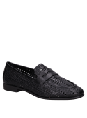 Mocasín femenino en cuero negro, estilo casual, adaptable a diferentes atuendos y ocasiones.