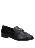 Mocasín femenino negro en cuero liso, diseño limpio con ligera elevación y confort diario.