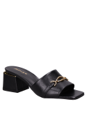 Sandalia de cuero negro para mujer, estilo casual con taco bloque, perfecta para un look urbano con falda lápiz.