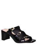 Elegante sandalia de cuero negro para mujer, combinable con outfits formales de día y noche.