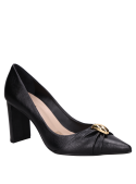 Zapato de salón negro de cuero, versátil para oficina o salidas nocturnas, estiliza el pie.