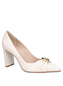 Calzado formal para mujer en cuero beige, estiliza con su tacón bloque y acabado pulido.