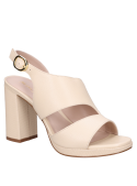 Sandalia en cuero beige mostrando su diseño limpio y femenino, ideal para ocasiones formales.