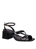 Sandalia formal de cuero negro para mujer, diseño funcional con forro interior suave.