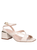 Sandalia de cuero beige para mujer, ideal para ocasiones formales.