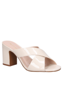 Sandalia formal de cuero beige con diseño versátil para combinar con jeans o vestidos.