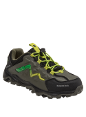 Zapatilla gris de estilo outdoor para niño, con forro de mesh que ofrece transpirabilidad y comodidad.