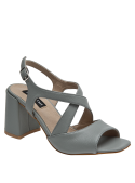Sandalia celeste de cuero combinada con looks casuales y urbanos.
