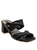 Sandalia negra de taco alto en cuero, estilo casual-chic para elevar cualquier atuendo femenino.