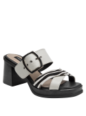 Textura del cuero blanco en la sandalia, destacando su acabado elegante y casual.