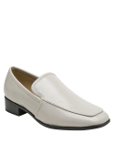 Diseño limpio de mocasín beige con taco bajo para estabilidad.