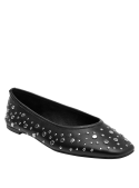 Zapato tipo ballerina en cuero negro, versátil para atuendos casuales y urbanos.