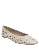 Ballerina beige con capellada lisa y forro de microfibra suave.