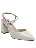 Tacón bloque en charol beige, calzado femenino que estiliza con su altura de 7.5 cm.