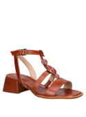 Sandalia camel de cuero con forro PU, perfecta para combinar con atuendos urbanos y casuales.