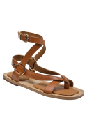 Elegante sandalia camel de cuero con taco de 1 cm, combinable con jeans o vestidos.