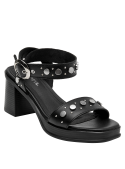 Sandalia negra de cuero, perfecta para combinar con vestidos y jeans.