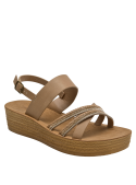 Calzado camel casual para niña, adaptable a conjuntos de lino y estilos relajados.