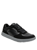 Zapatilla negra de hombre, versátil para uso cotidiano y desplazamientos urbanos.