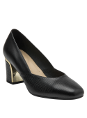 Silueta atemporal de zapato en cuero negro que combina con traje o jeans.