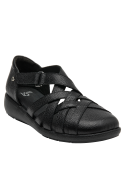 Sandalia plana negra de cuero, ideal para outfits relajados y pulidos.