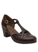 Diseño atemporal en zapato de cuero café, perfecto para combinar con jeans y blazer.
