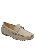 Mocasín de cuero beige con forro de microfibra suave para mayor confort.