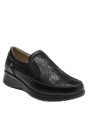 Zapato de cuero negro con forro de microfibra que ofrece suavidad y comodidad al contacto.
