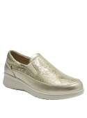 Zapato casual de cuero color oro para mujer, versátil y cómodo, ideal para looks de día a noche.