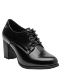 Calzado femenino formal de cuero negro, ideal para oficina y salidas casuales.