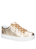 Zapatilla de cuero oro con suela plana, perfecta para combinar con jeans o falda midi.