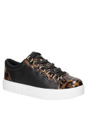zapatilla casual de cuero animal print con perfil limpio, perfecta para looks relajados o pulidos