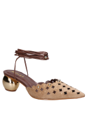 Zapato formal taupe en cuero para mujer, con diseño moderno y terminaciones limpias.