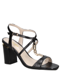 Cuero negro en sandalia de mujer, estilo formal con acabado de calidad y altura moderada.