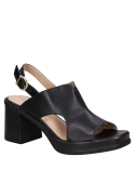 Sandalia de cuero negro con diseño versátil y atemporal.