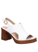 Sandalia blanca con taco bloque y forro de cuero que ofrece confort y estilo para mujer.