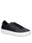 Silueta versátil de zapatilla negra, ideal para combinar con jeans o faldas midi.