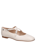 Elegante zapato plano beige con acabado liso, ideal para un look pulido y versátil.
