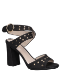 Sandalia versátil negra de cuero con taco bloque, ideal para día y noche.